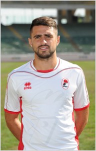 Il difensore Errico Altobello con la maglia del Bari, con cui ha esordito in B. Il suo cartellino è di proprietà del Parma
