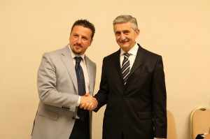 Il presidente di Napoli Maurizio Balbi stringe la mano a MArco Calvani