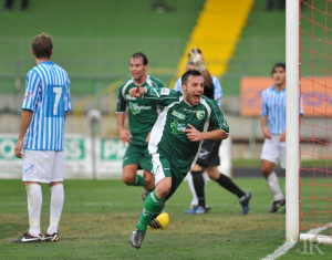 Il 23enne centrocampista esulta dopo una rete siglata ad Avellino
