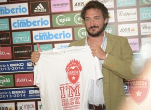 Il Poz posa con una t-shirt celebrativa del suo ritorno a Varese