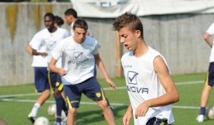 Il talentuoso centrocampista del Chievo Matteo Messetti in allenamento