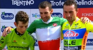 Vincenzo Nibali sul podio del Campionato Italiano. L'ennesimo trionfo di una carriera esaltante per il messinese