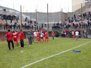 I momenti dei festeggiamenti per la permanenza in Serie D nel play-out con il Città di Messina