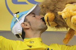 Nibali sul podio con la mascotte del Tour de France
