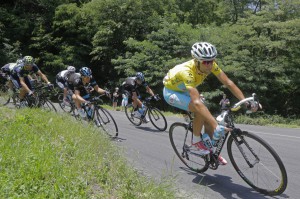 Vincenzo Nibali con la maglia gialla