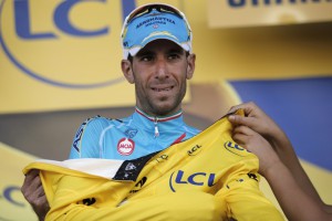 Nibali indossa la maglia gialla: un'immagine ormai d'ordinanza per il dominatore del Tour
