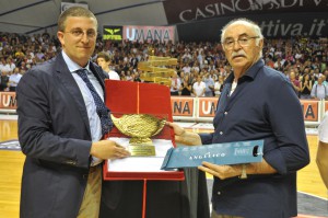 Griccioli riceve nel 2010 il premio di miglior allenatore del campionato di legadue alla giuda di Scafati