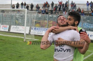 De Vena festeggia con il Messina dopo il gol a Lamezia