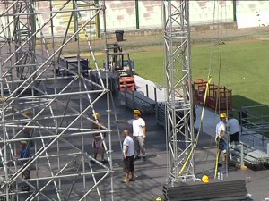 Maestranze al lavoro per l'allestimento del palco che nel 2010 ospitò Ligabue: da allora San Filippo non più sfruttato per simili eventi