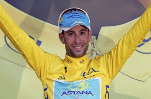 Nibali sorridente con la maglia gialla riconquistata