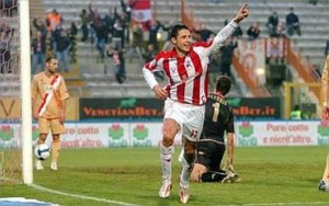 Bjelanovic celebra una rete siglata con la maglia del Vicenza