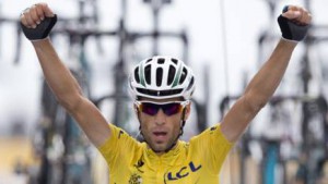 L'esultanza di Nibali per il quarto acuto personale, il secondo in maglia gialla, in questa edizione del Tour de France