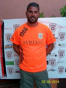 Davide Fugazzotto in posa con la nuova maglia del Pistunina (scatto di R.S.)