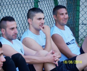 Da sinistra i calciatori Ciccio Andaloro, Peppe Lauro e Daniele Di Bella mentre ascoltano il d.t. Alessandro (scatto di R.S.) 