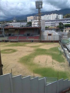 Le pessime condizioni del manto erboso dello stadio "Giovanni Celeste" (scatto da Facebook)