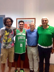 Il nuovo acquisto Daro Gullo insieme ai dirigenti del Green Palermo