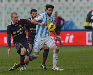 Sforzini in azione con la maglia del Pescara. Il bomber è corteggiato da almeno tre club di B e non scenderà in Lega Pro