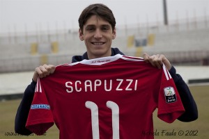 Il 23enne milanese in posa con la divisa del Varese, con cui ha collezionato 10 presenze in serie B