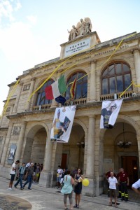 Il Teatro Vittorio Emanuele addobbato a festa per celebrare Vincenzo Nibali (foto Giovanni Mazzullo)