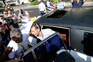 Nibali arriva al Vittorio Emanuele dove è accolto dai tifosi festanti (foto Giovanni Mazzullo)