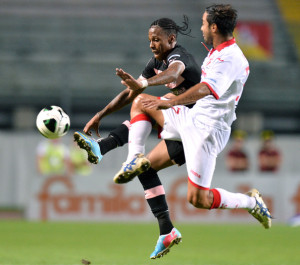 Perna con la maglia del Padova in marcatura su Hernandez del Palermo nello scorso torneo di B 