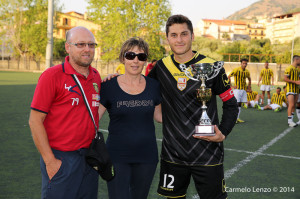 Il portiere Ettore Lagomarsini ritira il trofeo destinato all'ACR