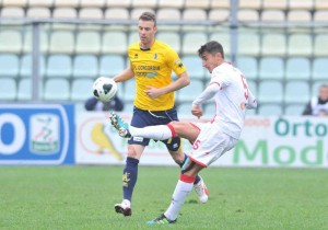 Il centrocampista del Varese Loris Damonte, che arriva in prestito a Messina, in azione nel match con il Modena
