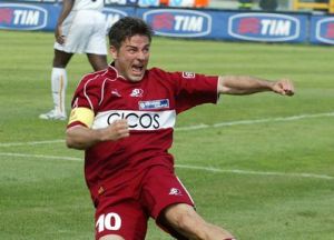 Francesco Cozza esulta in un derby con il Messina