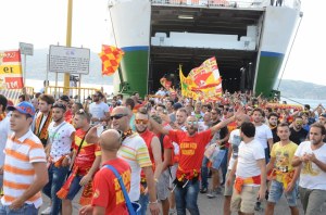Lo sbarco dei tifosi del Messina a Villa San Giovanni: una festa che i sostenitori giallorossi vogliono replicare a quattro mesi e mezzo di distanza