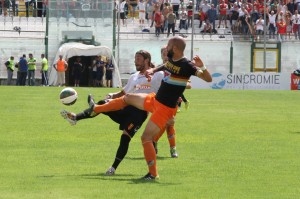 Il centrocampista Elio Nigro in azione 