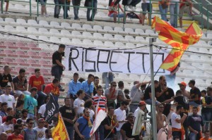 Uno striscione dei tifosi del Messina, che invocano maggiore "rispetto" (foto Paolo Furrer)