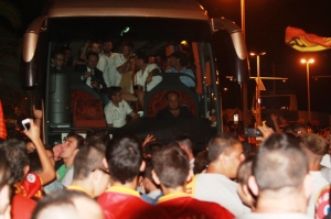 Il pullman circondato dai tifosi dopo la vittoria del derby dello scorso settembre