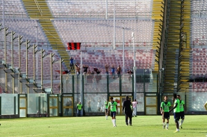 I calciatori ospiti ringraziano i tifosi al seguito (foto Paolo Furrer)