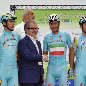 Nibali saluta il presidente della Regione Lombardia Maroni prima della partenza della Tre Valli