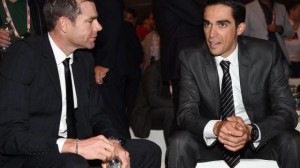 Alberto Contador, che punta alla doppietta Giro-Tour, parla con Cadel Evans, che in questi giorni ha annunciato il ritiro dall'attività agonistica