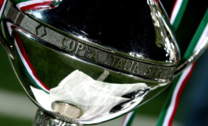 Un primo piano del trofeo conqustato dalla Salernitana nel passato torneo