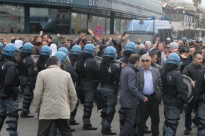 Alla Rada San Francesco si è reso necessario un cordone di poliziotti per scongiurare l'eventuale scontro tra tifosi del Messina e sostenitori ospiti giunti da Catanzaro