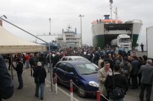Gli imbarcaderi "invasi" dalle rispettivi tifoserie e dalle forze dell'ordine in occasione di Messina-Catanzaro