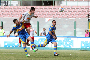 Il gol realizzato da Roberto Chiaria in Messina-Ischia