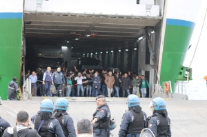 L'arrivo dei tifosi catanzaresi alla Rada San Francesco (foto Paolo Furrer)