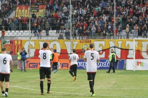 I calciatori del Messina lasciano il campo al termine della sfida con il Catanzaro