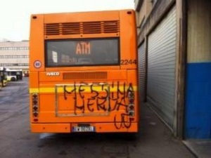 L'autobus dell'ATM imbrattato dai sostenitori del Catanzaro in occasione dell'ultima gara casalinga del Messina