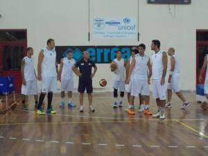 Coach Anastasi parla ai giocatori dell'Aretusa