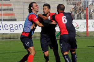 Balistreri (al centro) celebra la sua rete realizzata con la maglia della Torres contro il Mantova