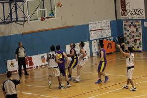 Basket School - Castane, si lotta a rimbalzo