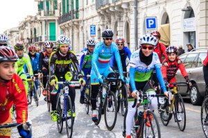 Nibali tra i giovani ciclisti (foto Vincenzo Nicita)