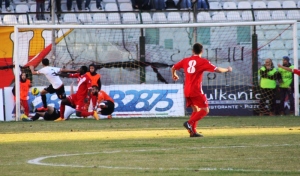 Fall sigla l'1-0 del Barletta a Messina (foto Furrer)