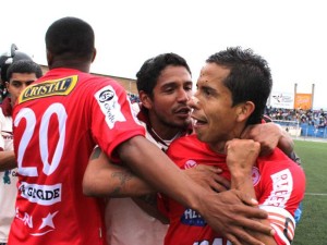 Merino celebra una rete realizzata nel campionato peruviano