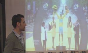 Nibali osserva un video sull'ultimo Tour de France