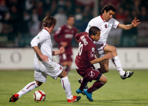 Roberto Merino in azione con la maglia della Salernitana contro la Reggin
